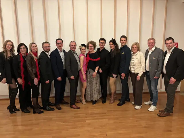 Bürgermeister Erich Stubenvoll, Vizebürgermeister Michael Schamann, Kulturstadträtin Claudia Pfeffer, ÖVP-Klubobmann Kurt Hackl, Landtagspräsident Karl Wilfing, Landesrätin Christiane Teschl-Hofmeister sowie die Spusu-Geschäftsführer Andrea und Franz Pichler genossen das bunte Spektakel aus nächster Nähe. | Foto: Böhm