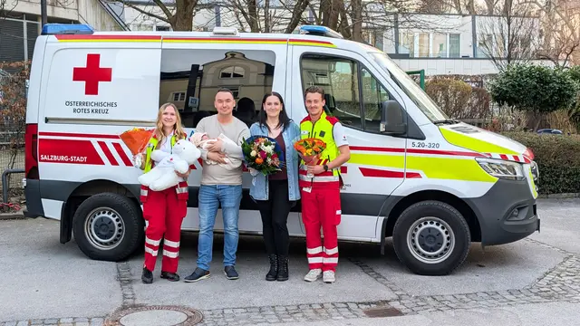 Das Rettungsteam des Roten Kreuzes besuchte Emilia und ihre Familie. (v.l.) Rettungssanitäterin Christina, Papa Dennis mit Emilia, Mama Melanie, Rettungssanitäter Alexander | Foto: Rotes Kreuz Salzburg