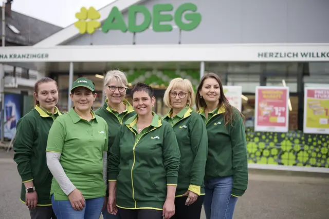 Adeg-Kauffrau Tina Kranzinger (4.v.l.) mit ihrem Team in Frankenmarkt. | Foto: REWE Großhandel GmbH/Flohner Fotografie