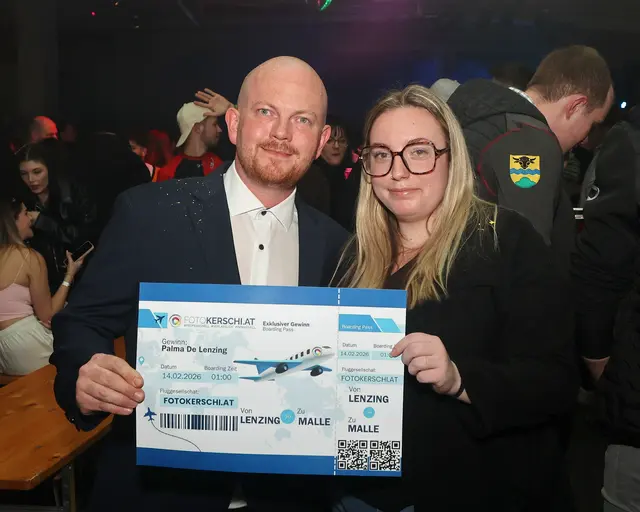 Matthias Kaltenleitner überreichte der glücklichen Gewinnerin ein Flugticket nach Palma de Mallorca. | Foto: Helmut Klein