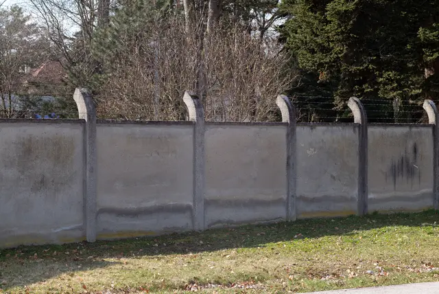 Hinter den Mauern der Justizanstalt Schwarzau am Steinfeld sorgte eine Käfigkonstruktion für eine Insassin für Empörung. | Foto: Santrucek