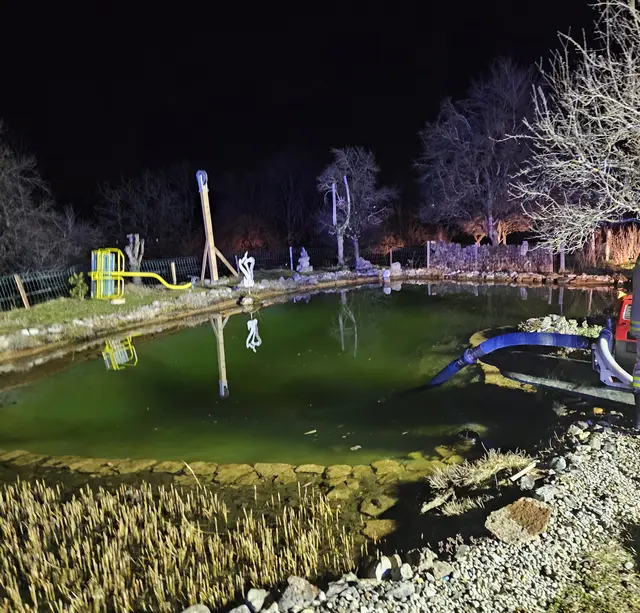 Über einen nahegelegenen Teich wurde die erste Löschwasserversorgung sichergestellt. | Foto: Freiwillige Feuerwehr Adnet