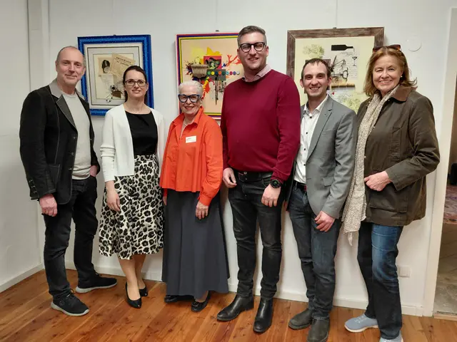 v.l.n.r.: Martin Vogg (Geschäftsführer Kulturvernetzung Niederösterreich), Bettina Windbüchler (Viertelmanagerin Büro Industrieviertel, Kulturvernetzung Niederösterreich), Ulli Jessl (Künstlerin), Stefan Zimper (Bürgermeister Bad Fischau-Brunn, ÖVP), Sebastian Goldfuß (Vizebürgermeister Bad Fischau-Brunn, ÖVP), Brigitte Zottl (Gemeinderätin Bad Fischau-Brunn, ÖVP). | Foto: Julia Wöber, Kulturvernetzung Niederösterreich 