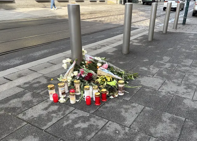 Am Tatort stehen Kerzen in Gedenken an die beiden Opfer. | Foto: MeinBezirk Linz
