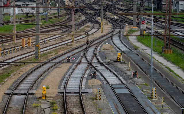 Am Montag kam es zu einem Unfall bei Verschubarbeiten am Westbahnhof. Drei Arbeiter sollen ins Spital gebracht worden sein. (Archiv) | Foto: APA-Images / SEPA.Media / Martin Juen