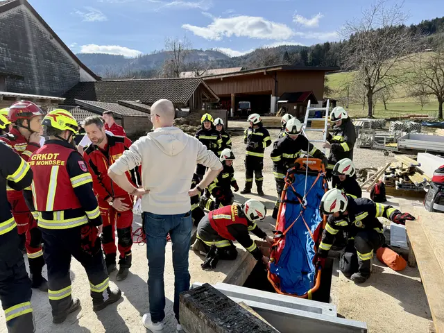 Die Feuerwehr rettete den Verletzten aus dem Unfallbereich, der Rettungshubschrauber flog ihn ins Unfallkrankenhaus Salzburg. | Foto: Christian Stoxreiter