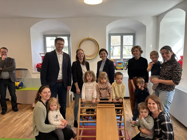 Bürgermeister Florian Juritsch und Landeshauptfraustv. Marlene Svazek gemeinsam mit dem Team der Kleinkindbetreuung im neuen Bewegungsraum. | Foto: MeinBezirk Salzburg