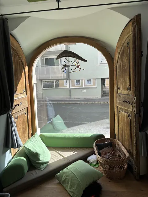 Die ehemalige Eingangstür steht jetzt immer offen und lässt die Sonne herein. | Foto: MeinBezirk Salzburg