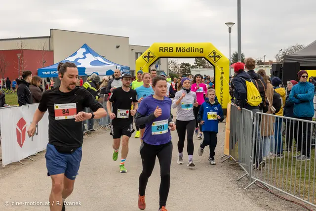 Zieleinlauf oder Rundeneinlauf - die Farben definieren die Laufstreckenlängen:  Nr. 84 rot Mühlbacher Tristan M40 läuft 10km, Nr. 291 blau Stephanie S. W30  5km Frühlingslauf; Nr. 546 gelb Philipp W. 2,5km Easy-Run. | Foto: cine-motion.at / R. Ivanek