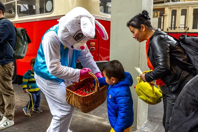 In der Remise der Wiener Linien gibt es speziell für Ostern ein Programm. Hase und Eier inklusive. | Foto: Simon Wöhrer/Wiener Linien