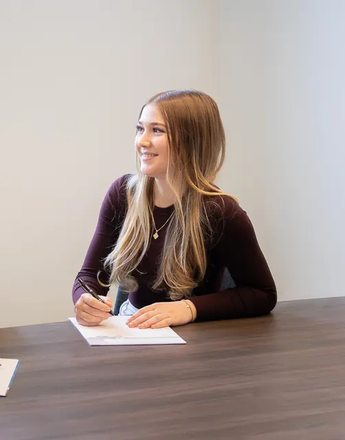 Seit September 2025 absolviert Lara bei HENNLICH eine Lehre zur Bürokauffrau. | Foto: HENNLICH
