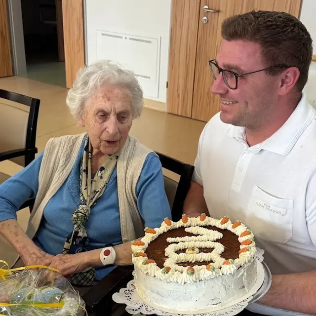 Küchenleiter Florian Stockinger überbrachte der Jubilarin einen besonderen Kuchen. | Foto: BAPH Haslach