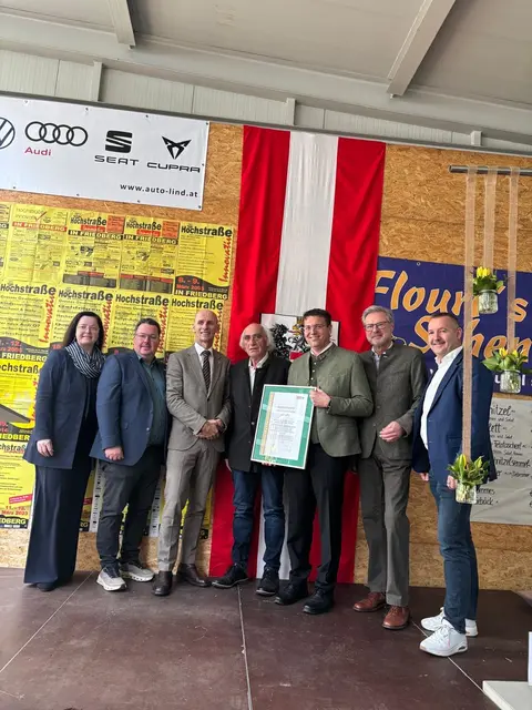 Ein besonderer Moment war die Überreichung der Ehrenurkunde für das 70-jährige Firmenjubiläum an Hermann Lind, seines Zeichens einer der vier Gründerväter der "Hochstraße innovativ." | Foto: MeinBezirk/ Reinhard Posch