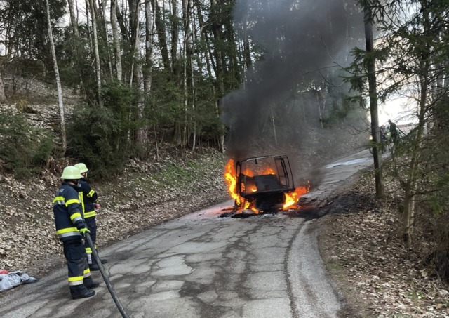 Personen seien laut Feuerwehr bei dem Brand glücklicherweise nicht zu Schaden gekommen.  | Foto: Feuerwehr Eitweg