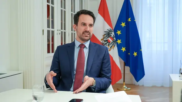 Bildungsminister Christoph Wiederkehr will für mehr Chancengleichheit an den österreichischen Schulen sorgen.  | Foto: Andreas Pölzl/MeinBezirk Wien
