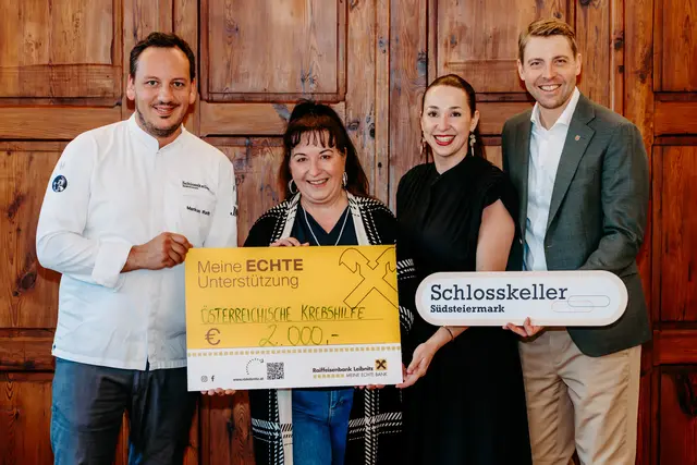 Markus Rath, Judith Kern und Philipp Gady vom Schlosskeller Südsteiermark übergaben sichtlich stolz den Spendenscheck an Initiatorin Renate Zierler. | Foto: Julia Kerschbaumer