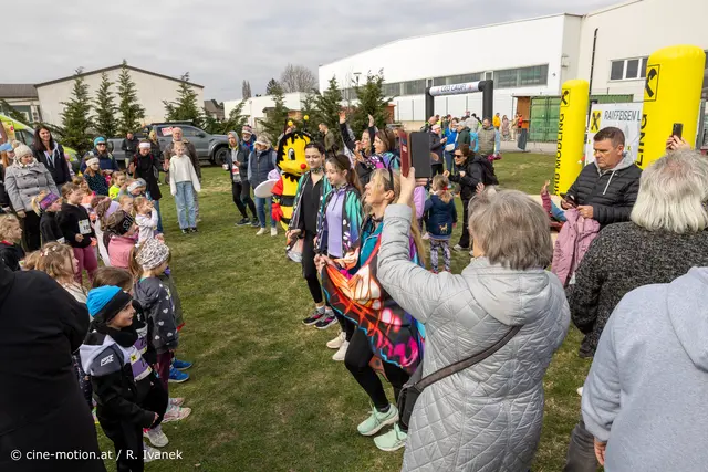 Aufwärmen der Minis vor dem Veranstalterzelt. | Foto: cine-motion.at / R. Ivanek