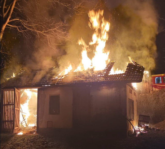 Durch den Brand wurde der Dachstuhl größtenteils zerstört.  | Foto: Freiwillige Feuerwehr Wieting