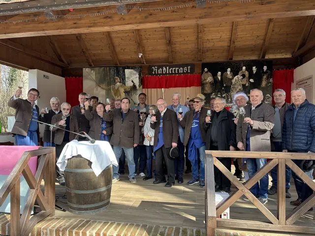 Zahlreiche Gäste kamen zum Zeitzeugen-Frühschoppen in die Raschalaer Pinkelstein-Kellergasse. | Foto: Josef Goll