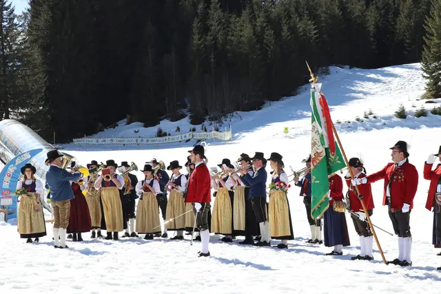 Mit Musik und Tradition verliehen Schützenkompanie und Musikkapelle der Feierlichkeit einen besonderen Rahmen. | Foto: MeinBezirk/Hartman
