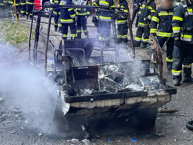 Das ausgebrannte Wrack wurde mithilfe eines Krans von der Fahrbahn entfernt. | Foto: Feuerwehr Eitweg