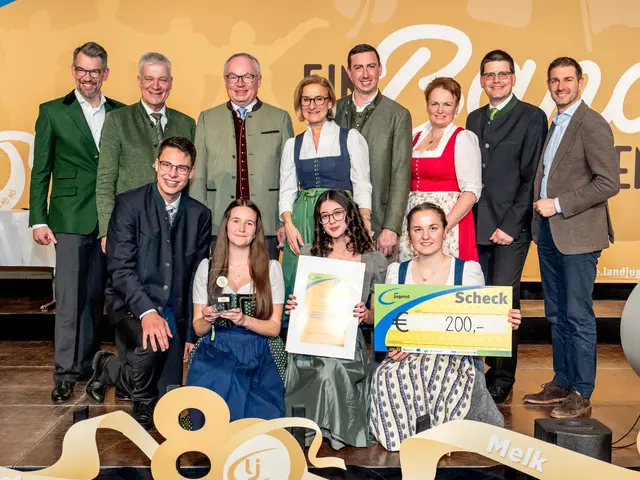 Waldkirchen: 
1. Reihe: Matthias Luger, Achillea Zangl, Anika Schmied, Sabine Pfeisinger
2. Reihe: Florian Urban, Toni Kasser, Stephan Pernkopf, Johanna Mikl-Leitner, Alexander Bernhuber, Andrea Wagner, Lorenz Mayr, Stefan Wukovitsch | Foto: Landjugend NÖ/Georg Pomaßl