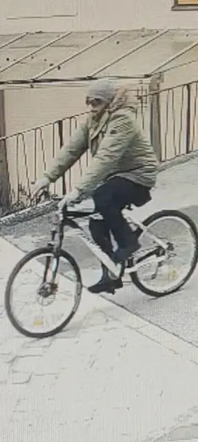 Hier ist der Verdächtige mit dem zur Flucht verwendeten Fahrrad zu sehen.