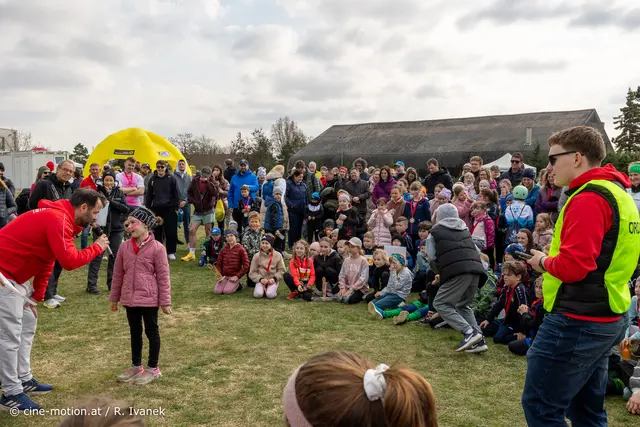 Zur Preisverleihung reihten sich Eltern und Kinder um  den Potest vor dem Veranstaltungszelt. | Foto: cine-motion.at / R. Ivanek
