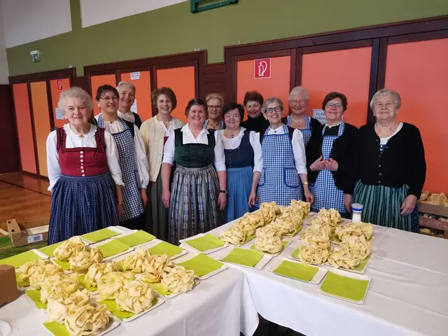 Die Goldhaubenfrauen aus Mehrnbach bieten die traditionellen Radlkrapfen an. | Foto: Goldhaubenfrauen Mehrnbach