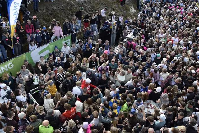 Bei frühlingshaftem Wetter bot DJ Ötzi eine mitreißende Show. | Foto: MeinBezirk/Christoph Schneeberger