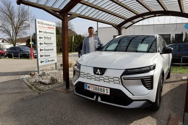 Thomas Fallnbügl mit dem neuen Mitsubishi Colt | Foto: Carina Kühn
