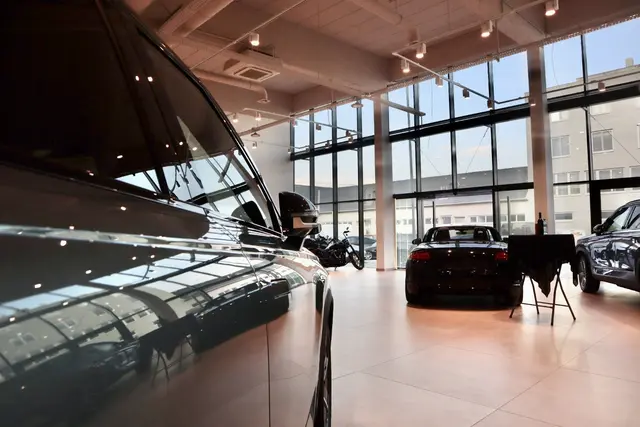 Viel Licht und Luxus im modernen Neubau des Autohaus Standard  | Foto: Carina Kühn