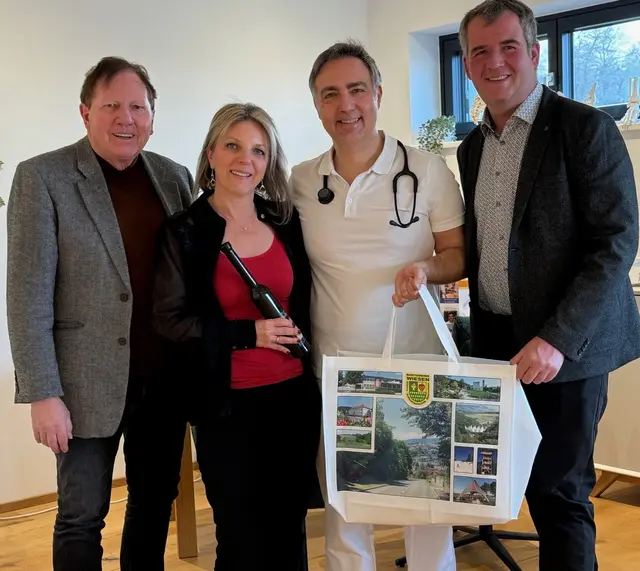 Michael Müllner mit Gattin Margit Müllner und Bürgermeister Matthias Weghofer, Vizebgm. Christoph Ramhofer
 | Foto: Wiesen