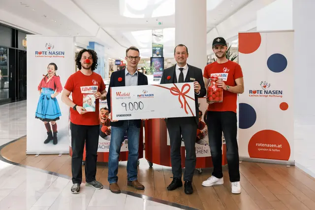 Stefan Marz, Leitung Marketing &amp; Fundraising ROTE NASEN Clowndoctors und Zsolt Juhasz, General Manager Westfield Shopping City Süd | Foto: David Alscher