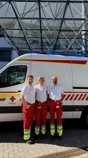 Die Notfallsanitäter Manuela Gurschler und Thomas Pfurtscheller mit Maximilian Sprenger (Redaktion//links). Die beiden NKVs wurden einen Tag lang in einer Schicht begleitet. | Foto: MeinBezirk/SPRENGER