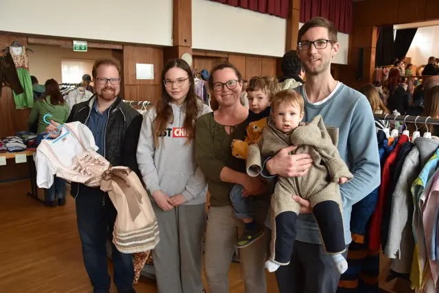 Bürgermeister Christoph Artner Mona und Bettina Hnilicka, Kurt mit Philipp und Tobias Schirmer  | Foto: Müller