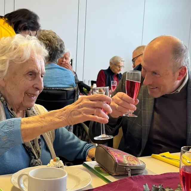 Bezirkshauptmann Valentin Pühringer hat mit Maria Pötscher angestoßen. im Jänner 2025 feierte sie ihren 100. Geburtstag. | Foto: BAPH Haslach