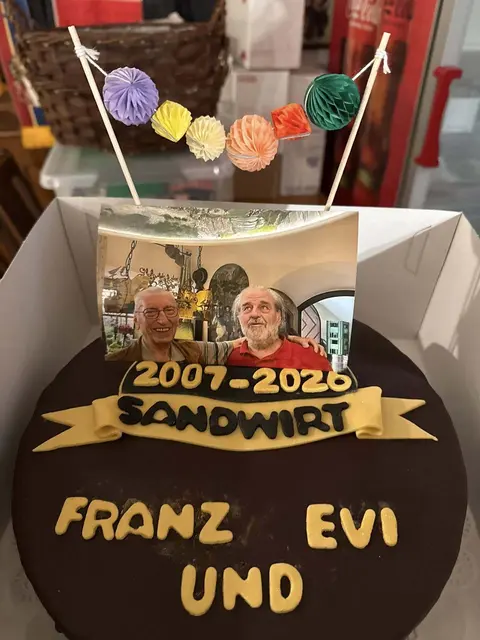 Die Torte erinnert an 19 Jahre Sandwirt. | Foto: Litterbach