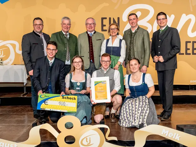 Pfaffenschlag:
1. Reihe: Matthias Luger, Julia Hauer, Markus Bartl, Sabine Pfeisinger
2. Reihe: Johann Efferl, Toni Kasser, Stephan Pernkopf, Johanna Mikl-Leitner, Alexander Bernhuber, Lorenz Mayr | Foto: Landjugend NÖ/Georg Pomaßl