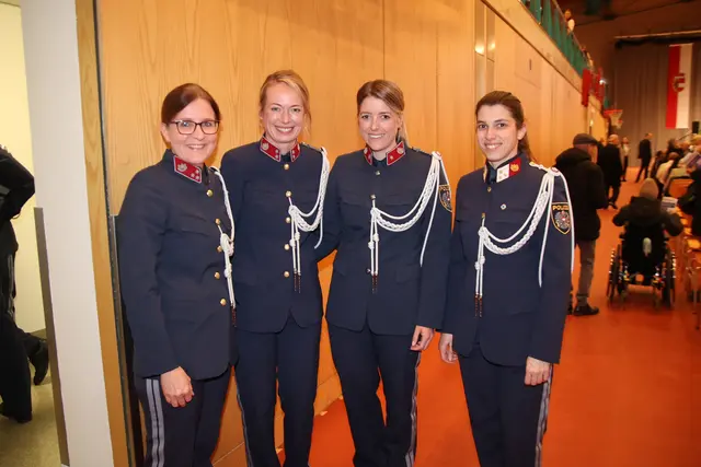 Mitglieder der Polizeimusik vor dem Konzert in der Walserfeldhalle.