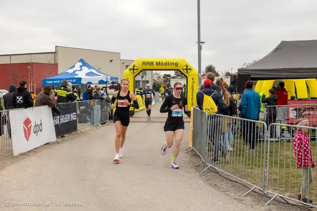 Der Zieleinlauf gesäumt mit Besuchern, die anspornten. | Foto: cine-motion.at / R. Ivanek