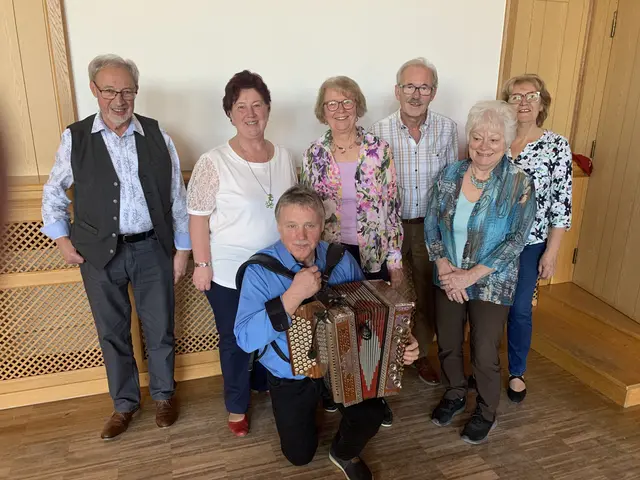 Muskant Willi der Grünbacher mit Franz Danninger, Vorsitzende Maria Danninger, Christa und Helmuth Koller, Gabriele Wegsada und Helga Halbwachs (v.l.) | Foto: PV Dietmanns