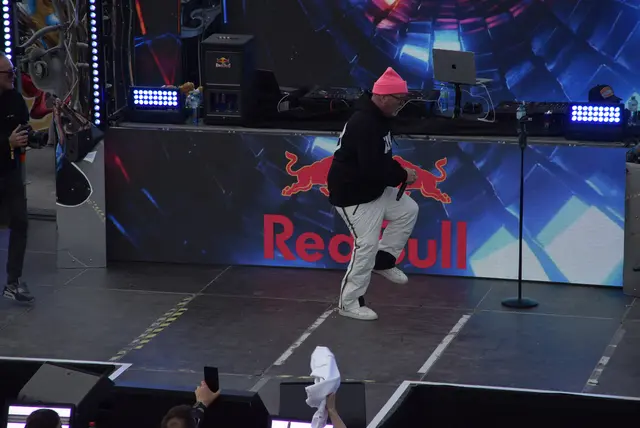 DJ Ötzi verzückte seine Fans auch mit Tanzeinlagen. | Foto: MeinBezirk/Christoph Schneeberger