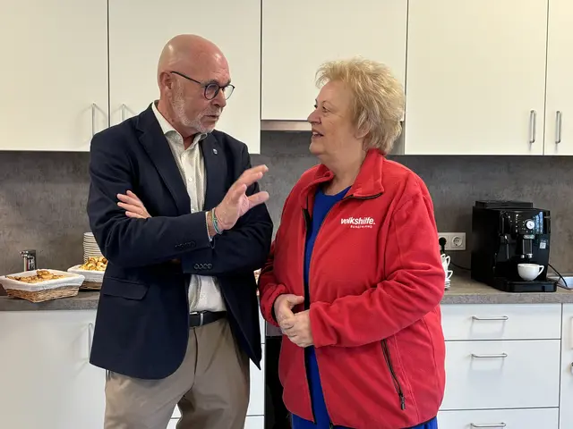 Müllendorfs Bürgermeister Werner Huf im Gespräch mit der Volkshilfe-Burgenland-Präsidentin Verena Dunst. | Foto: MeinBezirk/Barbara Babonitsch-Diewald