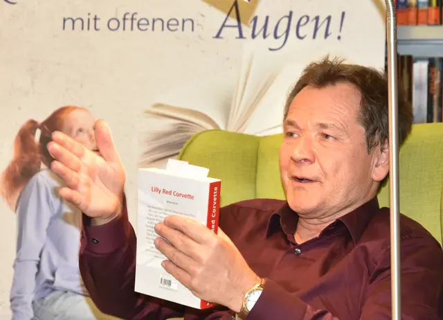 Autor Adrian Schmelzenbart präsentierte seinen Kriminalroman „Lilly Red Corvette“ in der Bücherei Retz. | Foto: Herbert Schleich