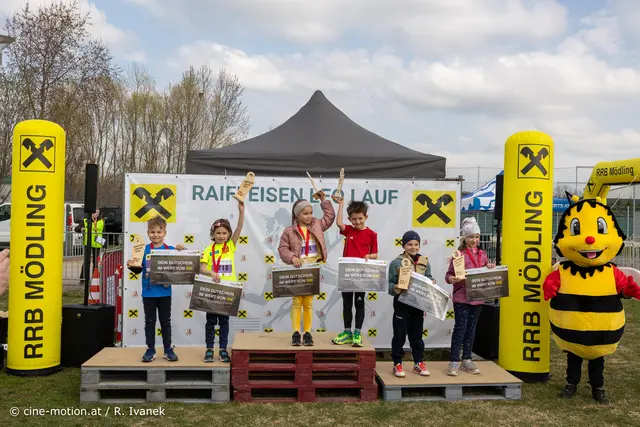 Leo Mini Run - 300m - Siegerehrung mit Euro 30 Wertgutschein von Raiffeisen. 1. Jelena T und Ulises V., 2. Anja B. nd Theo S., 3. Elena S. und Luca W.  | Foto: cine-motion.at / R. Ivanek