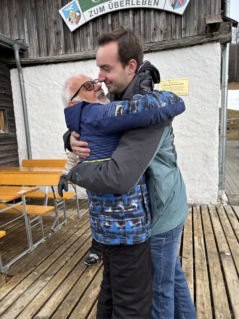 Rudi Pfoser dankt seinem Lebensretter Markus Mittermüller. 
