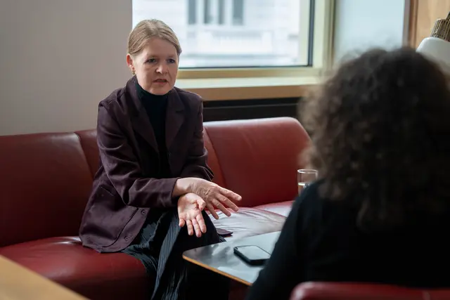 Historikerin Susanne Breuss hat die meisten Kochbücher selbst inventarisiert. | Foto: Sade Jerabek/MeinBezirk