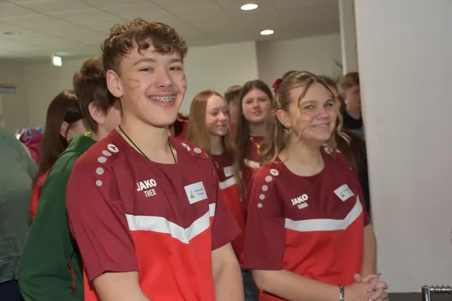 Zum großen Frühlingsfest mit dem Osterhasen luden die Direktorin der Volksschule Pabneukirchen Doris Kurus und ihr Lehrerteam. Mit dabei Seniorenbund, Elternverein und Kindergarten. | Foto: Zinterhof