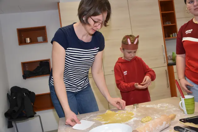 Zum großen Frühlingsfest mit dem Osterhasen luden die Direktorin der Volksschule Pabneukirchen Doris Kurus und ihr Lehrerteam. Mit dabei Seniorenbund, Elternverein und Kindergarten. | Foto: Zinterhof